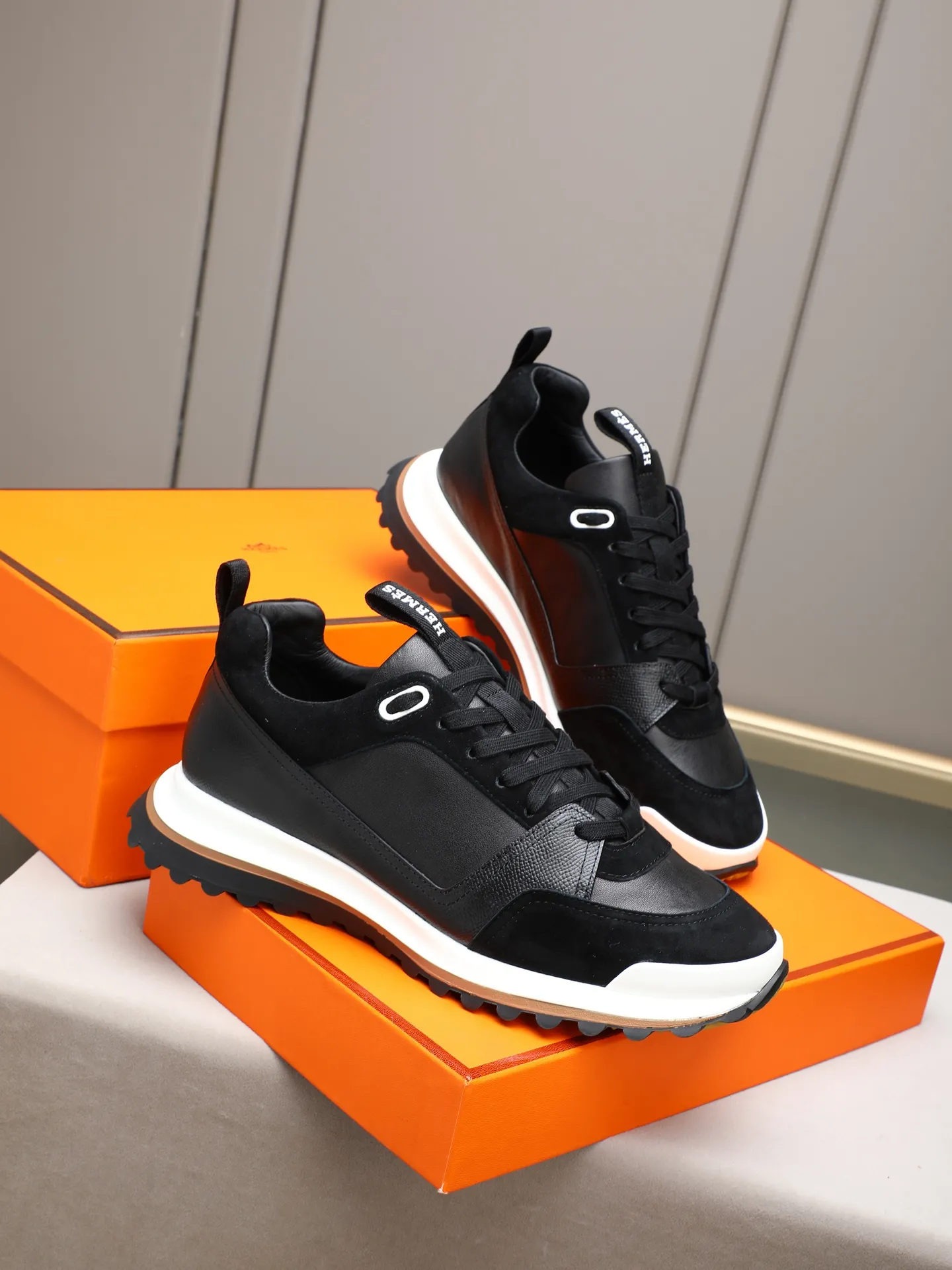 PP680【Hermes】fe new arrival~New Bouncing sneakers are the most comfortable shoes from Hermès. They are extremely light on the feet and look great. You won’t feel tired even when you go shopping and running around. 👍Very light and comfortable. Extremely light. Perfect for both sports and leisure. They feel great when you step on them! It’s up to you to choose, there’s always what you want~ ✔️Fabric: Imported first-layer cowhide ✔️Inner lining: Imported water-dyed cowhide ✔️Outsole: Seamless combination of IP+TPU (multi-color letters) German technology irradiation machine ✔️Code number: Male 38-44 (45 customized)